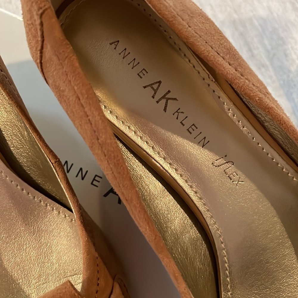 Anne Klein (new) suede iflex kitten heels - Picture 4 of 8